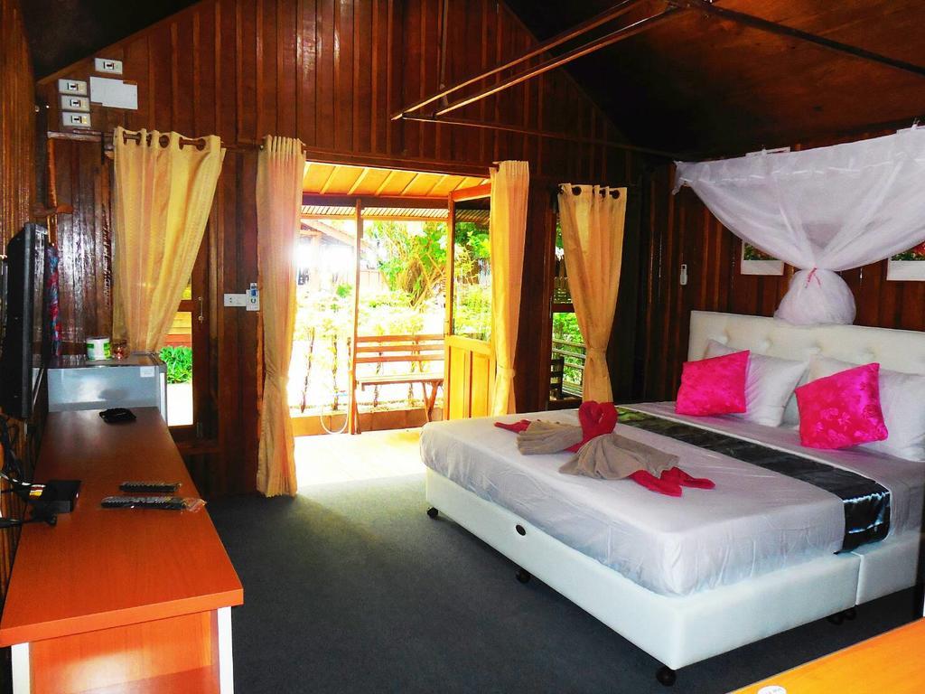 Zanom Sunrise Beach Resort Koh Lipe Exterior photo